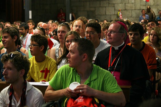 17-08-2011-mgr-eijk-tussen-de-jongeren-2