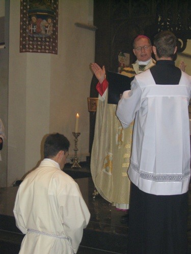 diakenwijding-scholten-overhandiging-evangelieboek