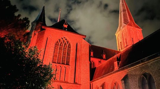 Kerken kleuren opnieuw rood op RedWednesday