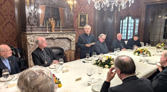 Nuntius mgr. Paul Tschang In-Nam neemt afscheid